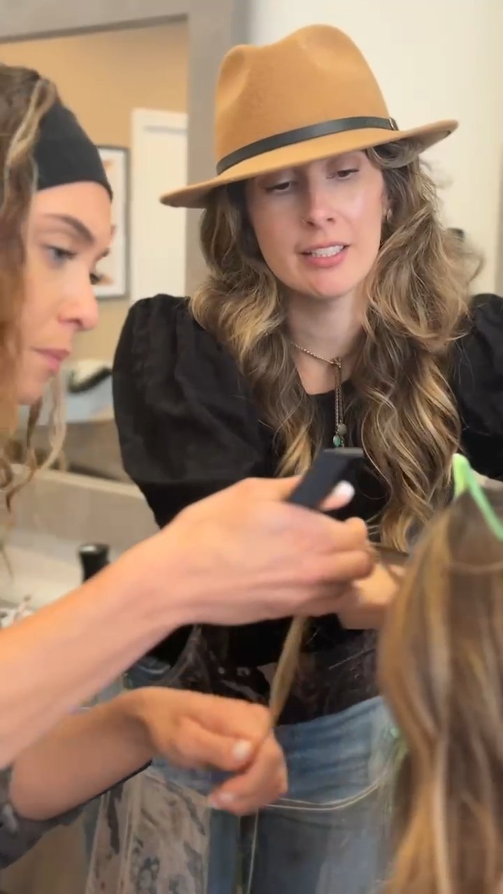 Brookelyn formant une élève sur un modèle pendant un atelier AirTouch à Lyon