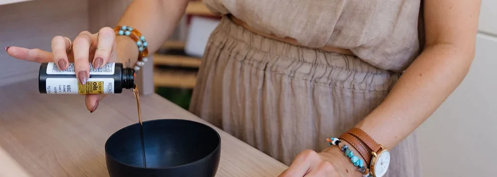 Préparation d'une coloration sur-mesure — le pigment dosé au bol