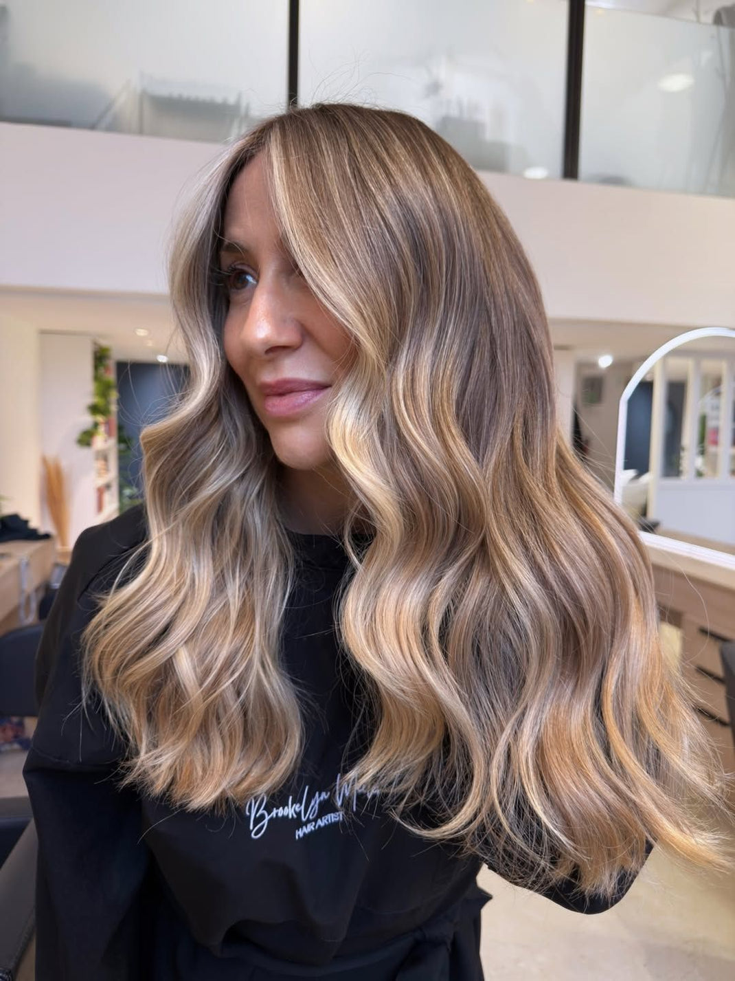 California AirTouch — blond fondu lumineux et ondulé réalisé au salon