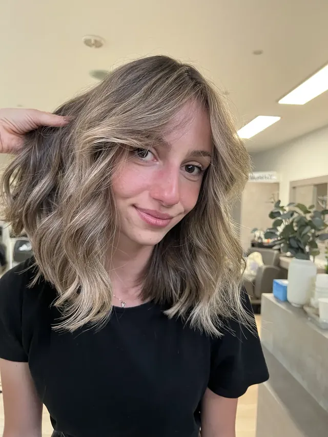 Balayage SunKissed AirTouch réalisé sur modèle pendant un atelier pratique à Lyon