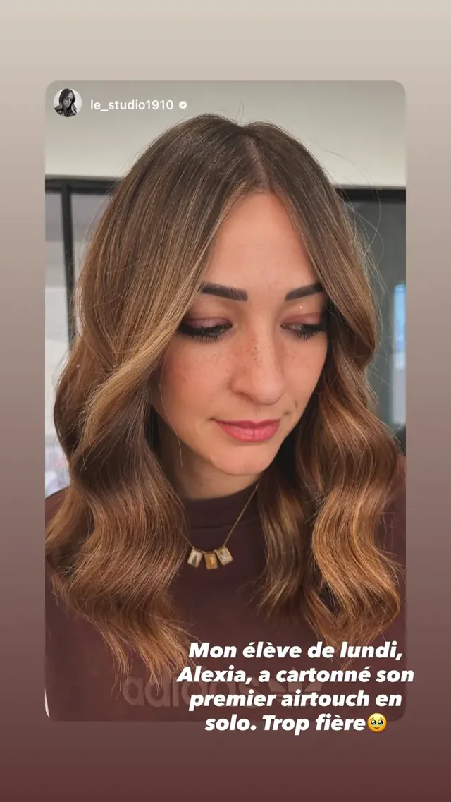 Balayage SunKissed AirTouch réalisé par une élève en autonomie après l'atelier