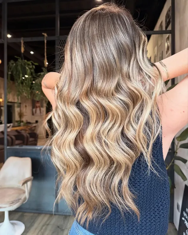 Balayage SunKissed AirTouch réalisé par une élève en autonomie après l'atelier