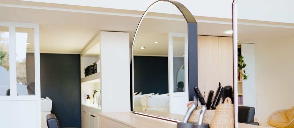 Miroirs en arche et coiffeuses du salon CL Concept, Place Carnot à Lyon