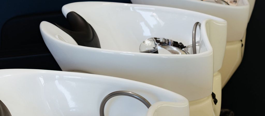 Espace bacs de lavage du salon, lignes épurées