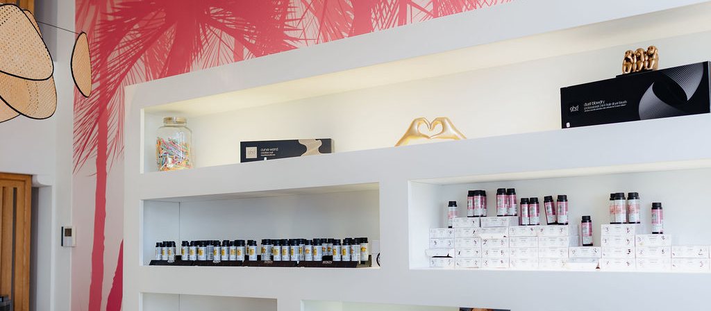 Étagères produits et fresque palmiers — l'esprit soleil du salon