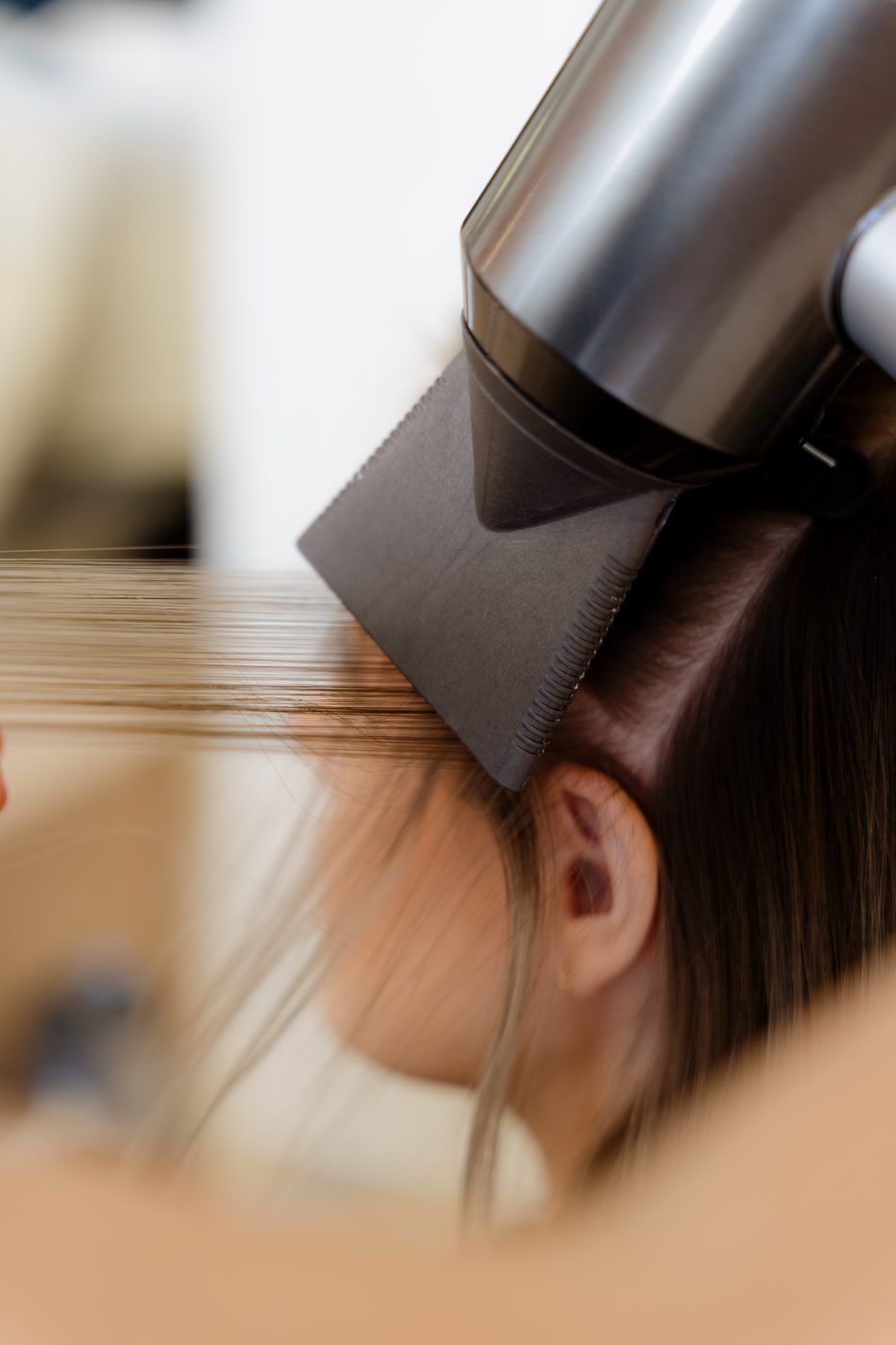 Le geste AirTouch — chaque mèche soufflée à l'air pour ne capter que les cheveux les plus fins