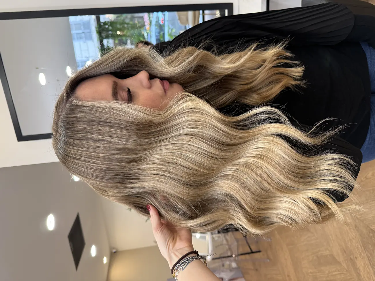 Magnifique balayage blond lumineux réalisé par Brookelyn Meeler