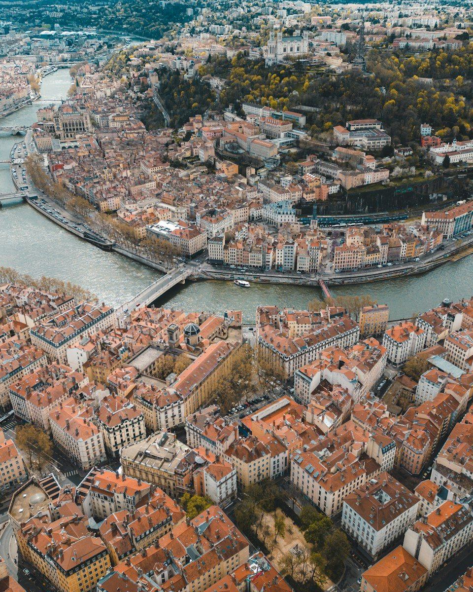 Vue aérienne de Lyon, France : la Saône, le Vieux Lyon et la colline de Fourvière